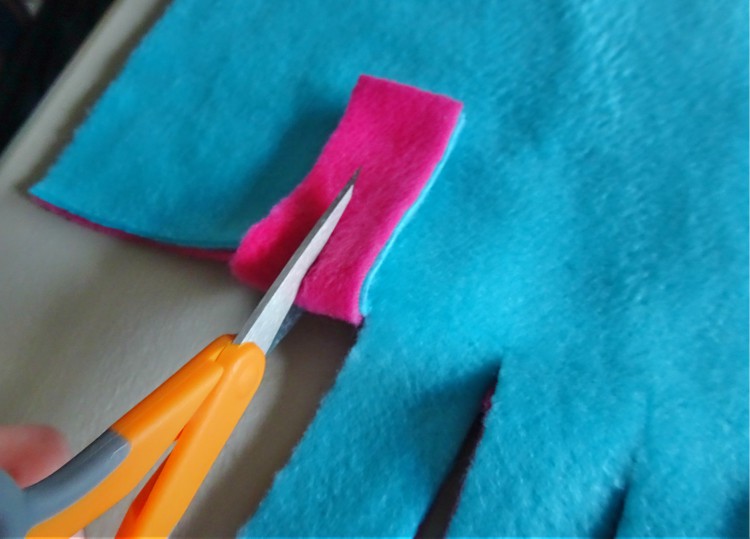 Easy No-sew fleece tie blanket tutorial snip scissors