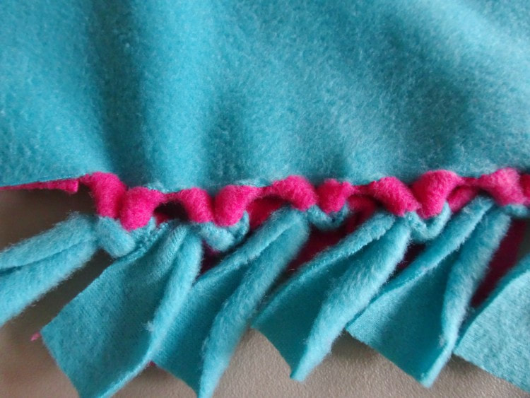 Fleece tie blanket project no-sew tutorial